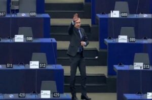 MEP Angel Dzhambazki makes the Nazi salute in the European Parliament hemicycle. [Videograb]