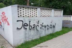 A vulgar, antisemitic inscription on a wall in the revitalized Abramowski Passage. (Photo: Tomasz Matusiak)