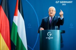 Palestinian president Mahmoud Abbas gesticulates during a joint press conference with the German Chancellor Olaf Scholz at the Chancellery in Berlin, Germany, on August 16, 2022. (JENS SCHLUETER / AFP)