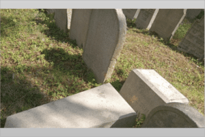 Damaged tombstone. Photo: The Czech Republic Police