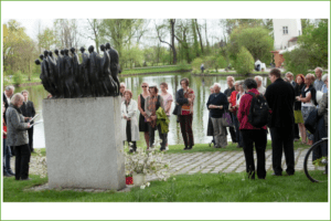 Photo: Florian Peljak The sculpture on the Blutenburger Weiher commemorates the more than a thousand victims of the death marches from the Dachau concentration camp.