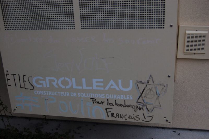 Anti-Jewish tag on the Manche Numérique container in Pontorson ©Helmut Wyrwich