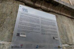 New information board on the abusive sculpture "Judensau" at St. Peter's Cathedral in Regensburg Photo: Armin Weigel / dpa