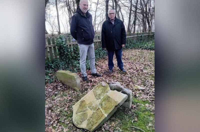 (from left) Twistringen's First City Councilor Harm Dirk Hüppe with the cemetery specialist of the State Association of Jewish Communities of Lower Saxony, Bodo Gideon Riethmüller. © Anke Seidel