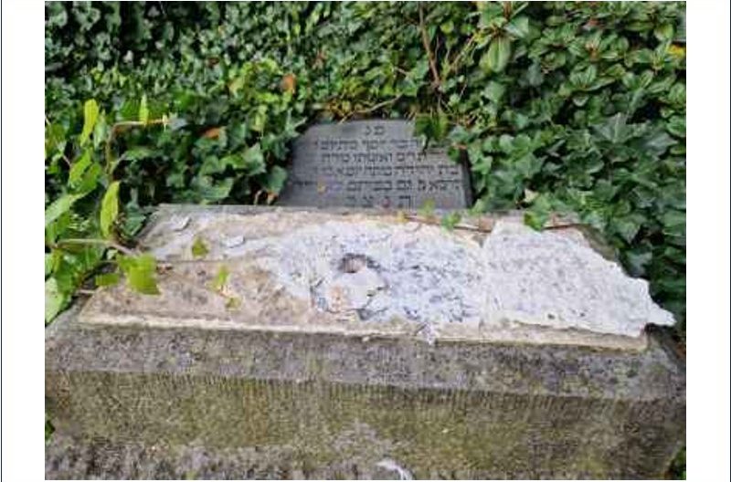 The gravestone was apparently violently knocked off its base.

Photo: Jan Michael Heimann