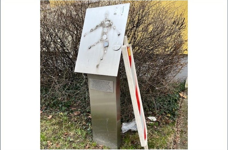 The desecrated stele: The perpetrators removed the footballer by force, only remnants remain. The installation commemorates persecuted and murdered Jewish athletes from Leipzig

Photo: Erich-Zeigner-Haus-e
