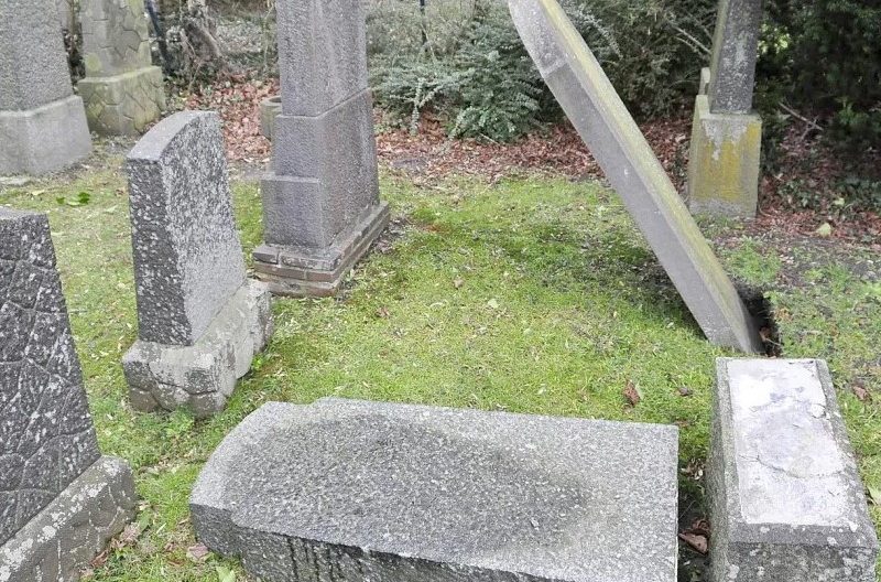 At the Jewish cemetery on Groninger Strasse in Leer, unknown perpetrators damaged three gravestones, demolished the gate and removed a sign. The police have started an investigation. © Photo: Bracht (Former Jewish School)