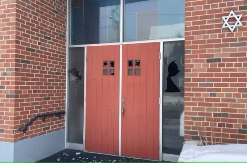 Broken glass covers the front steps of the Sgoolai Israel Synagogue in Fredericton. (Jeane Armstrong/CBC)